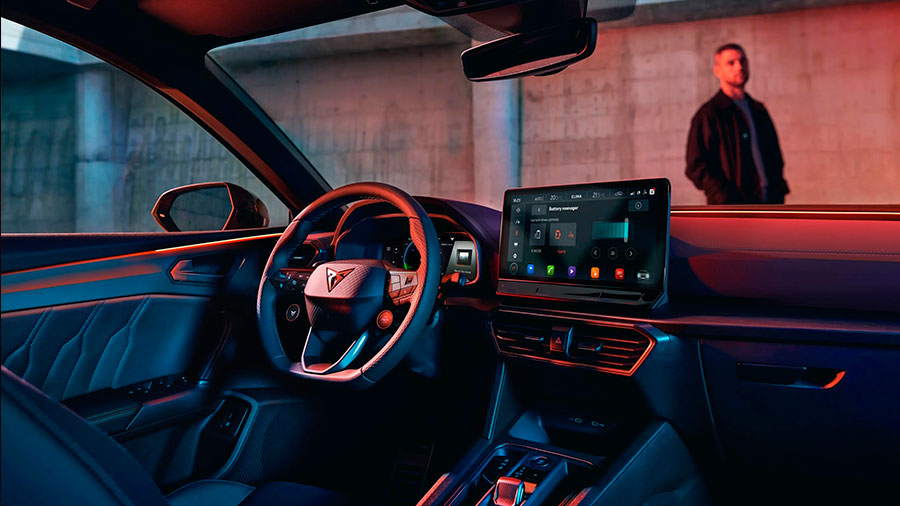 new-cupra-leon-sportstourer-ehybrid-family-sports-car-interior-view-of-digital-cockpit-with-voice-command-infotainment