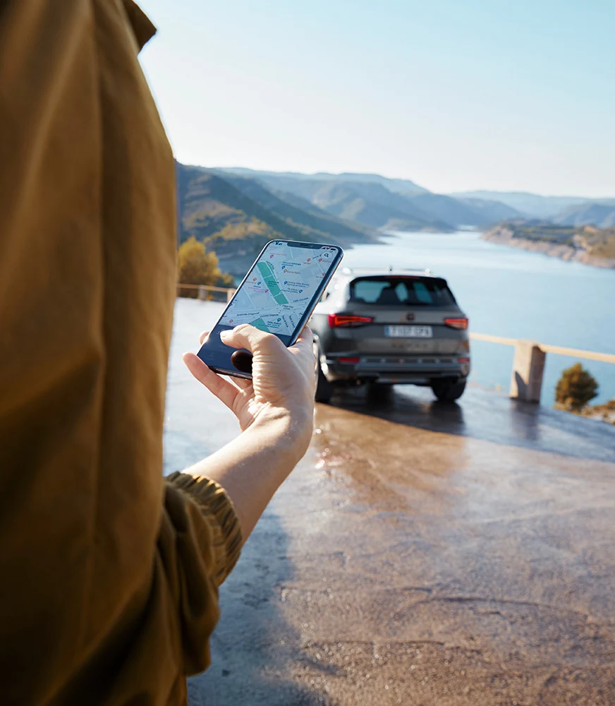 woman-connected-to-cupra-connect-via-smartphone-2c_009